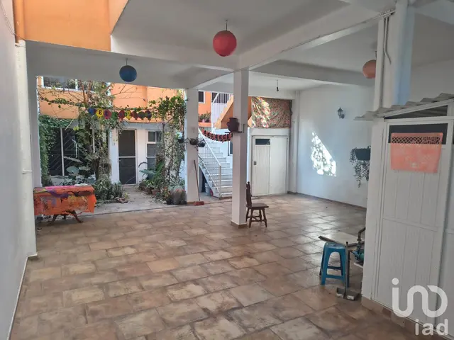 Casa con 3 departamentos y 4 cuartos independientes. Oportunidad de inversión!