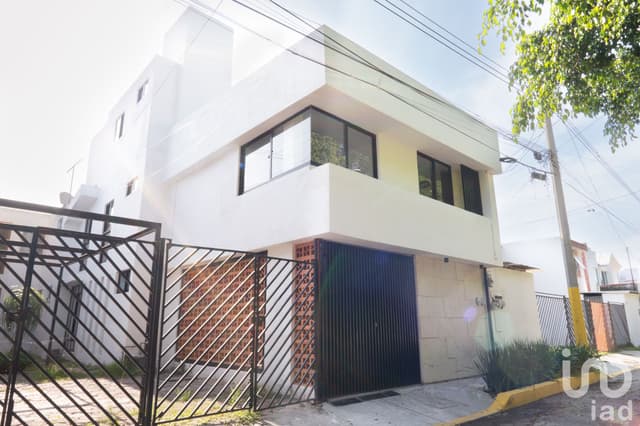 Casa remodelada 4 recámaras con cocina nueva frente a jardín en Vista Alegre Puebla