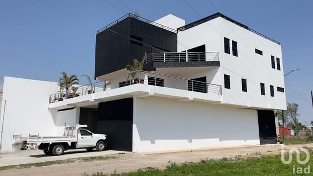 Casa y Bodega Comercial por $55,000: 896m2, 4 Recámaras, Estudio y Gran Terraza