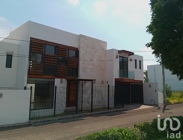 Residencia nueva con acabados de lujo, muy espaciosa, rooftop con jacuzzi en Villas de Irapuato