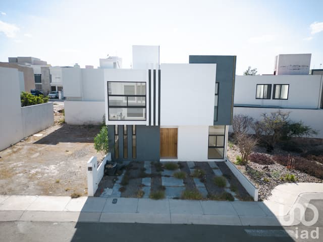 Casa en Zizana, Zákia con 3 recámaras, Alberca,Gimnasio, Seguridad y Salon de Eventos