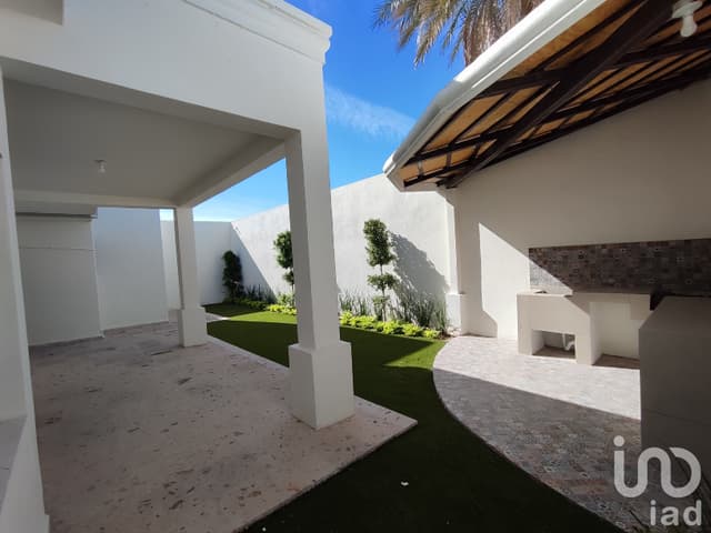 Casa en Venta Remodelada en Villa Satelite, Hermosillo. Recamara en Panta baja, Patio Amplio
