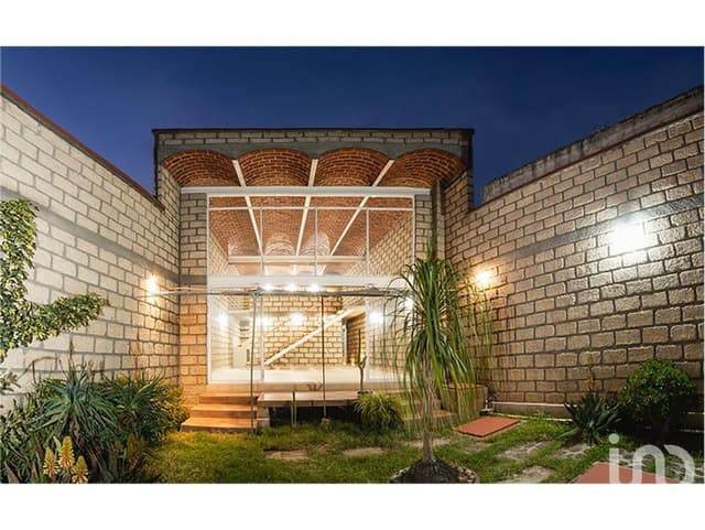 Casa en venta en Santa María Tepepan, atrás del club Hípico.