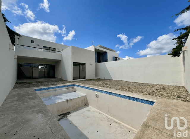 CASA EN VENTA CON AMPLIO TERRENO, PRIVADA TAMORA.