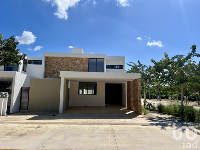 CASA EN VENTA EN PRIVADA ZENDERA EN ESQUINA CONKAL YUCATAN