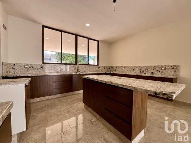 CASA EN VENTA EN PARQUE NATURA, 4 HABITACIONES, Y ALBERCA CON CASCADA.