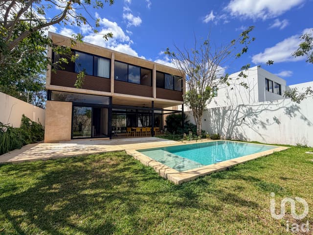 CASA EN VENTA DE 3 HABITACIONES ESTILO ÚNICO TEMOZON NORTE TERRAL