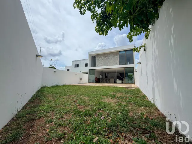 CASA EN VENTA CON GRANDES ESPACIOS, EN PRIVADA TULIPANES DE CHOLUL, 3 HABITACIONES
