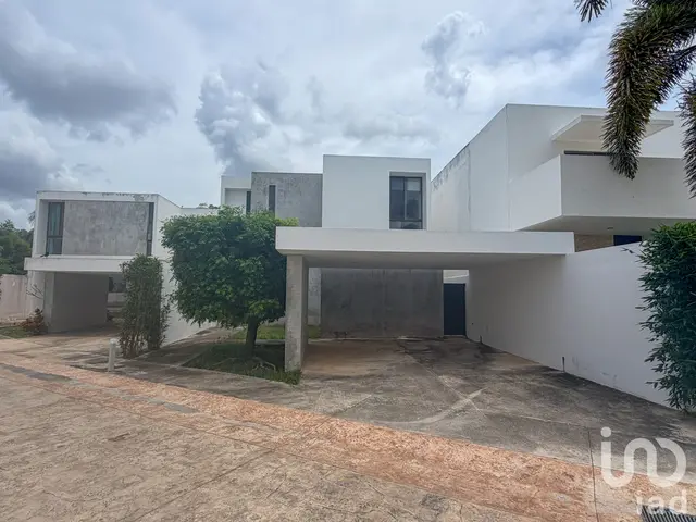 CASA EN VENTA CON GRANDES ESPACIOS, EN PRIVADA TULIPANES DE CHOLUL, 3 HABITACIONES