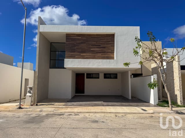 CASA EN VENTA DE DOBLE ALTURA DE 3 HABITACIONES EN PRIVADA AIRE PURO CON ALBERCA