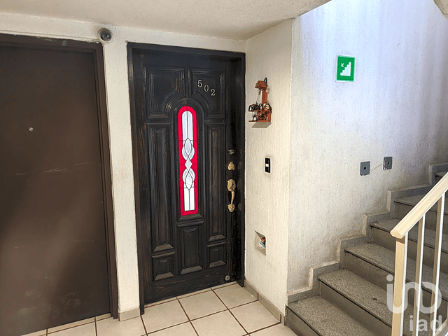 Departamento remodelado de 2 recamaras, estacionamiento, elevador.