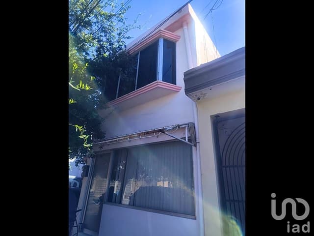 Invierte en esta Excelente Casa en Col. El Roble en Sán Nicolás atrás de City Club Universidad