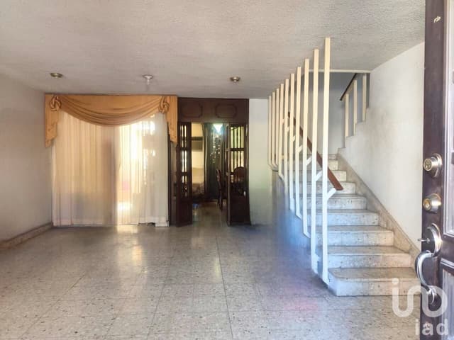 Casa en venta en Col. El Roble en Sán Nicolás atrás de City Club Universidad