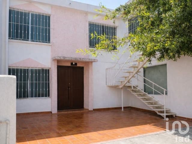 Casa en venta en Col. El Roble en Sán Nicolás atrás de City Club Universidad
