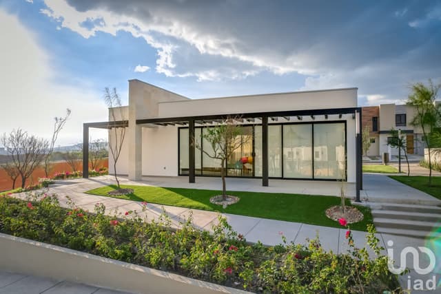 Hermosa Casa de 2 Niveles en Venta Dentro de Fraccionamiento en Zakia, Querétaro