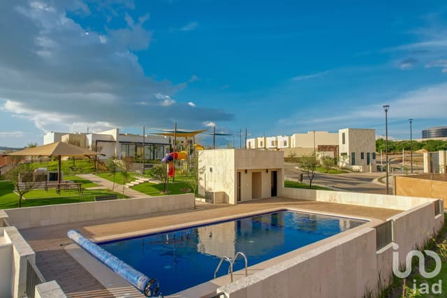 Hermosa Casa de 2 Niveles en Venta Dentro de Fraccionamiento en Zakia, Querétaro