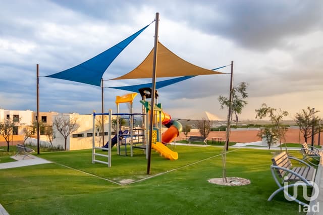 Hermosa Casa de 2 Niveles en Venta Dentro de Fraccionamiento en Zakia, Querétaro