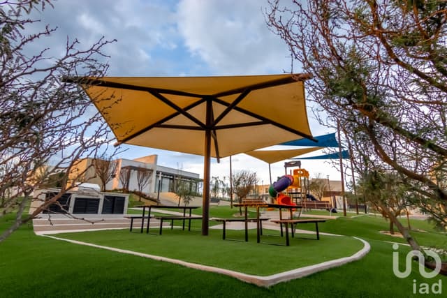 Hermosa Casa de 2 Niveles en Venta Dentro de Fraccionamiento en Zakia, Querétaro
