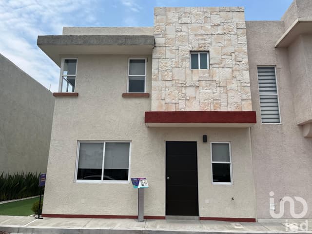 Hermosa Casa de 2 niveles dentro de Fraccionamiento en Ojo de Agua, Tecámac