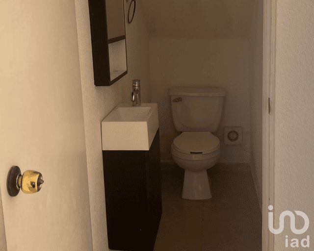 Hermosa Casa de 2 Niveles en Venta dentro de Fraccionamiento en Ojo de Agua, Tecámac, EDOMEX