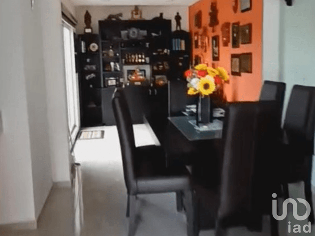 Hermosa Casa de 2 Niveles dentro de Fraccionamiento en Tecámac, Estado de México