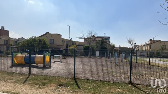 Hermosa Casa de 2 Niveles dentro de Fraccionamiento en Tecámac, Estado de México