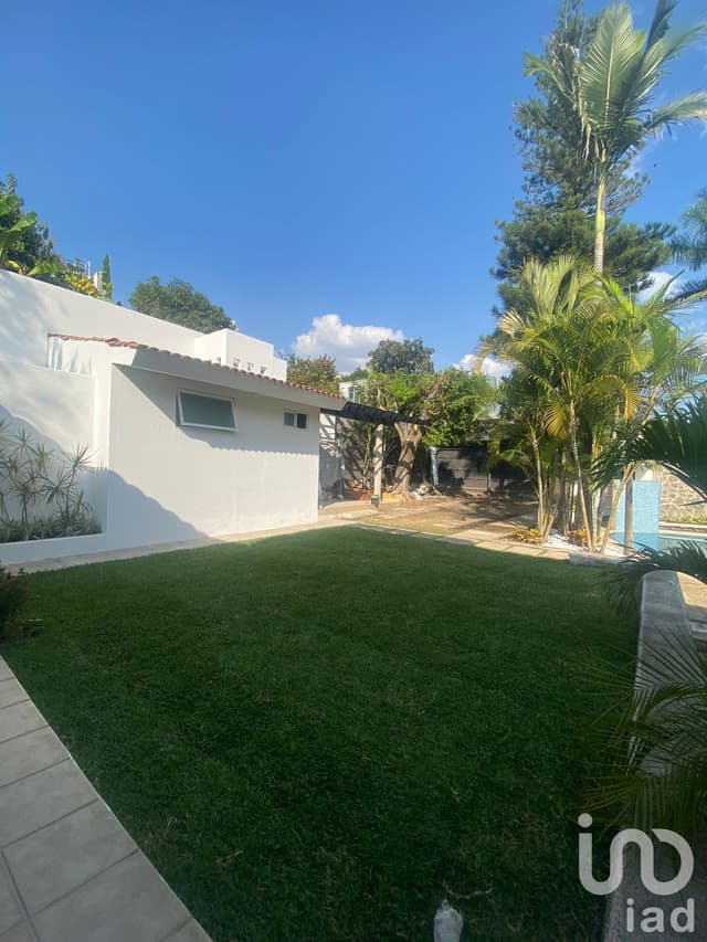 Casa sola con Alberca en Jardines de Cuernavaca Venta