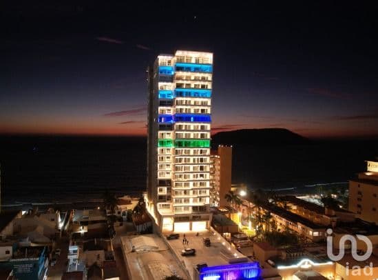DEPARTAMENTO EN VENTA A PIE DE PLAYA EN LA ZONA DORADA DE MAZATLAN