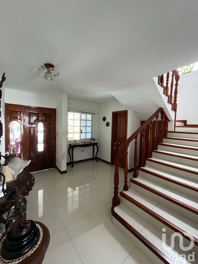 Venta de Casa Amplia 4 Recámaras en Privada con Alberca en zona Tabasco 2000.