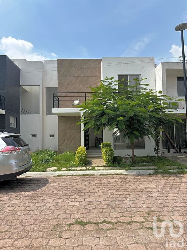 Casa en Venta en Fraccionamiento Privado a 7 minutos del Centro de San Juan del Río, Qro