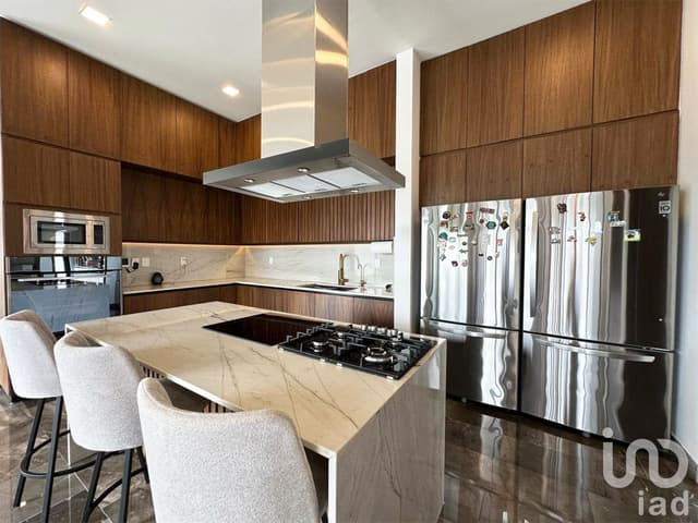 En Venta, Residencia de lujo frente al lago en Lagos del Sol. 5 recs, alberca, acabados elite