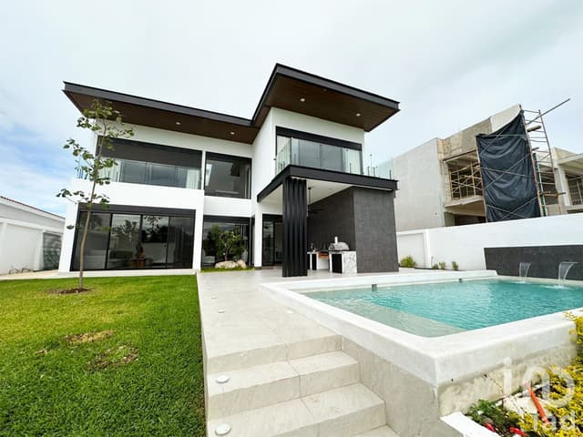 En Venta, Residencia de lujo frente al lago en Lagos del Sol. 5 recs, alberca, acabados elite