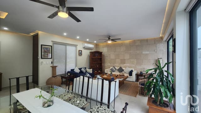 En venta: armonía y lujo en Arbolada, casa de 3 niveles con alberca y paneles solares