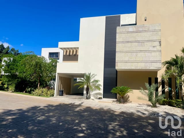 En venta: armonía y lujo en Arbolada, casa de 3 niveles con alberca y paneles solares
