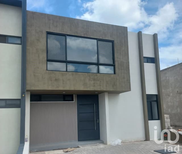 Casa en venta de 4 cuartos frente a parque en Cañadas del Arroyo, Corregidora, Querétaro