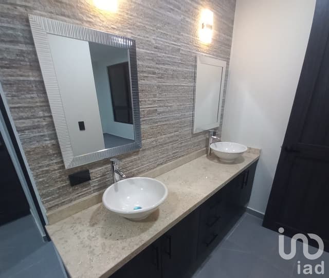 Casa en venta de 4 cuartos frente a parque en Cañadas del Arroyo, Corregidora, Querétaro