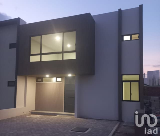 Casa en venta de 4 cuartos frente a parque en Cañadas del Arroyo, Corregidora, Querétaro