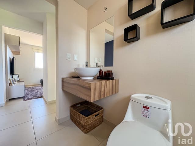 Casa en VENTA - NUEVA - 3 recamaras, Jardin posterior y 2 cajones de estacionamiento.