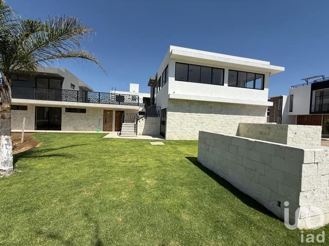 Venta de Amplia Casa Nueva en Cuautlancingo con Casa Club y Alberca – ¡Rápido acceso a Periférico!