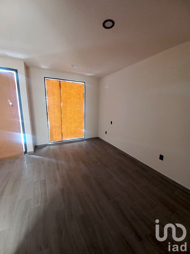 EN VENTA CASA NUEVA, EN UNA EXCELENTE UBICACION, A MEDIA CUADRA DE PASEO TOLLOCAN.