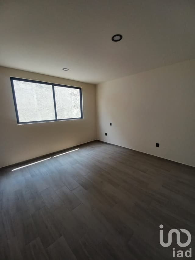 EN VENTA CASA NUEVA, EN UNA EXCELENTE UBICACION, A MEDIA CUADRA DE PASEO TOLLOCAN.