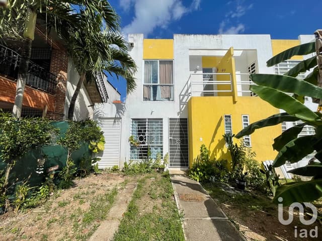 CASA EN VENTA CON 3 RECÁMARAS Y ALBERCA DEL RESIDENCIAL, QUINTA EL AMANECER NORTE DE CANCÚN.
