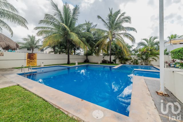 CASA EN VENTA CON 3 RECÁMARAS Y ALBERCA DEL RESIDENCIAL, QUINTA EL AMANECER NORTE DE CANCÚN.