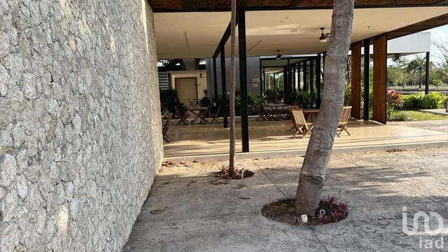 Terreno en Puerta de Agua, residencial con lago natural a 10 minutos de Puerto Progreso, Yucatán.