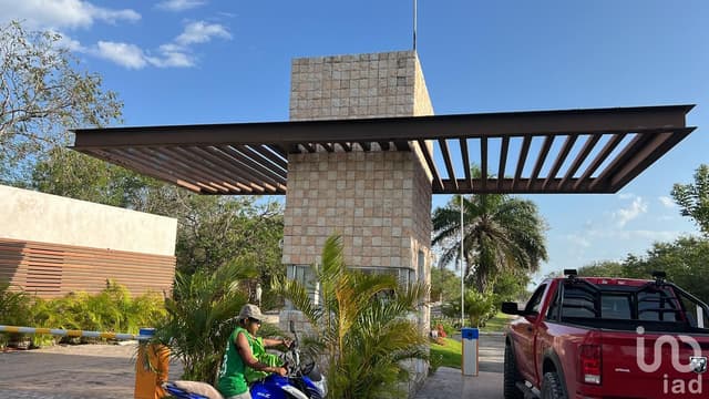 Terreno residencial en Puerta de Agua con lago natural, zona Progreso–Mérida