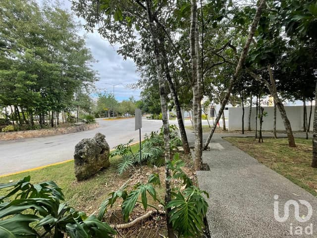 Casa en venta en Av. 135, ideal para vivir o invertir en Cancún.