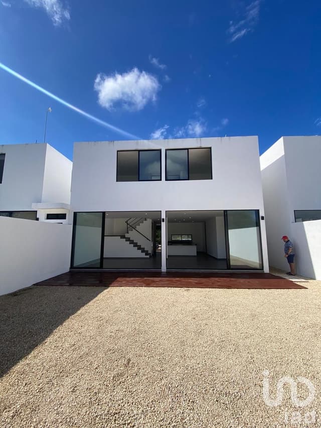 HERMOSA CASA, PRIVADA MANANTIALES DEL MAYAB, CONKAL, YUCATAN