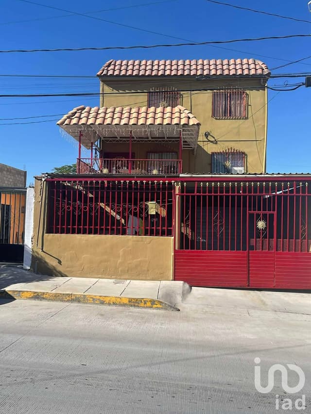 CASA DE 3 PISOS CON DEPARTAMENTO, COL MANUEL VALDEZ, Zona Santiago Troncoso