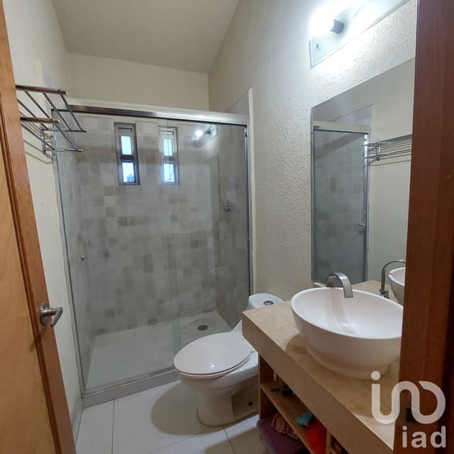 CASA EN VENTA, Morelos.Centro Jiutepec. 2niveles, en condom. sobre avenida princ.