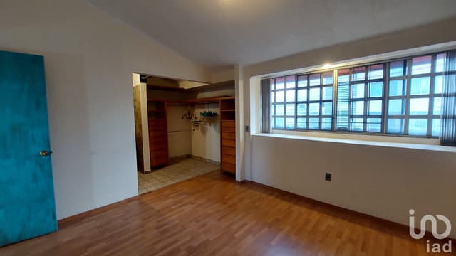 CASA SOLA EN VENTA, 2 Frentes sobre Avenida. Recursos Propios.